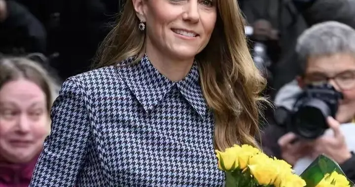 凯特真扛冻，别人穿羽绒服，她穿单薄连衣裙，体重已经不足100斤