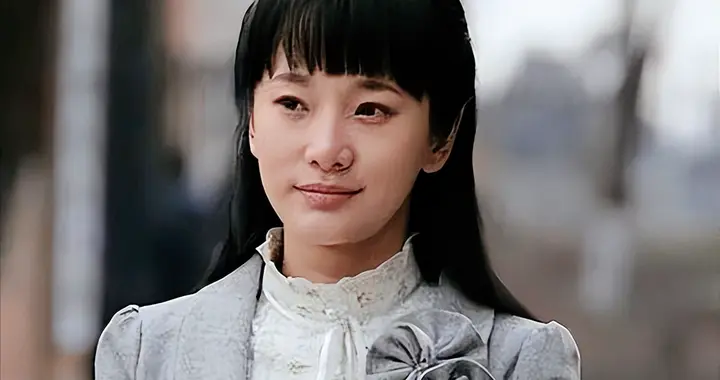 《雪豹》爆火的俩女星，一个嫁百亿总裁，一个靠百亿亲姐进军商界