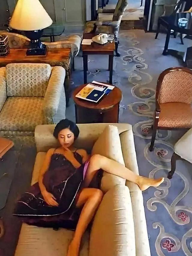 20多年前陈红在陈凯歌家拍照，她躺在沙发上的样子，堪称人间尤物