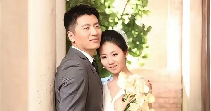 张雪峰婚纱照太惊艳！一身西装帅气逼人，这份美好女儿可珍藏一生