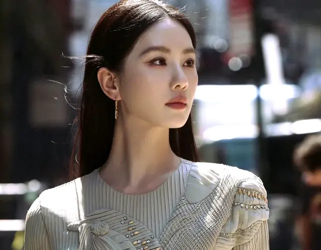 刘诗诗纽约街拍，氛围感松弛感拉满，纽约街头漫步，轻松又惬意！