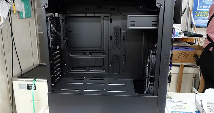 專為守舊的日本人設計：酷冷至尊推出帶光驅位機箱 要價超1100元