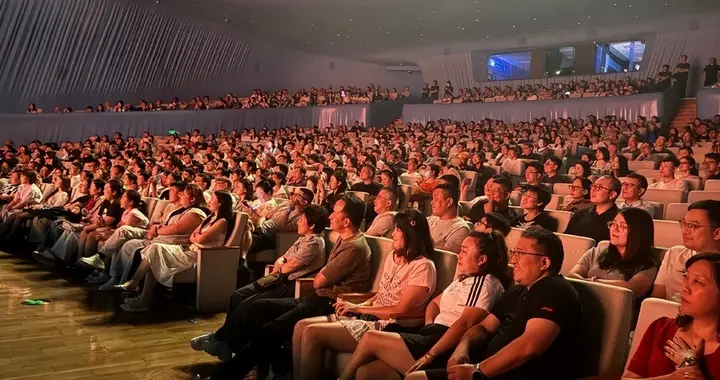 德云社张鹤伦深夜发文，首次来珠海演出，晒观众席照，被网友质疑