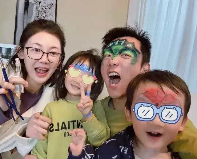 苗苗带娃打卡三亚恐龙园，郑恺为孩子摘小西瓜，背儿子赶集好幸福