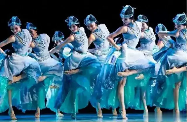 许家印的恒大歌舞团的女演员们的名场面【5】看图写话