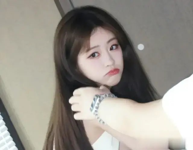 祝绪丹最新美照，一席白色连衣裙元气满满，是谁的白月光回国了？