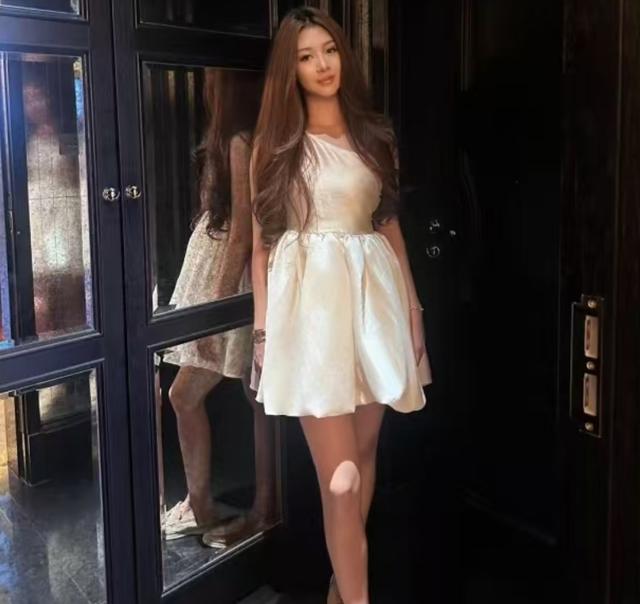 章子怡19岁侄女近照，长得漂亮气质出众，顶级美貌媲美女明星