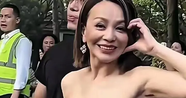 你看王琳这脸整得太吓人了，为啥不能好好自然老去啊？