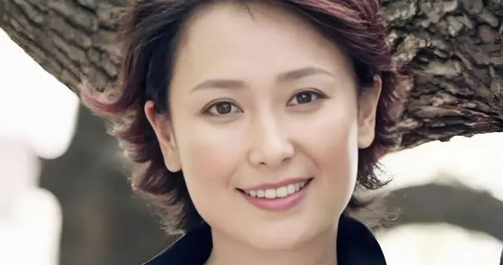 她一婚嫁给大8岁演员，二婚嫁给富商，如今61岁被宠成“公主”