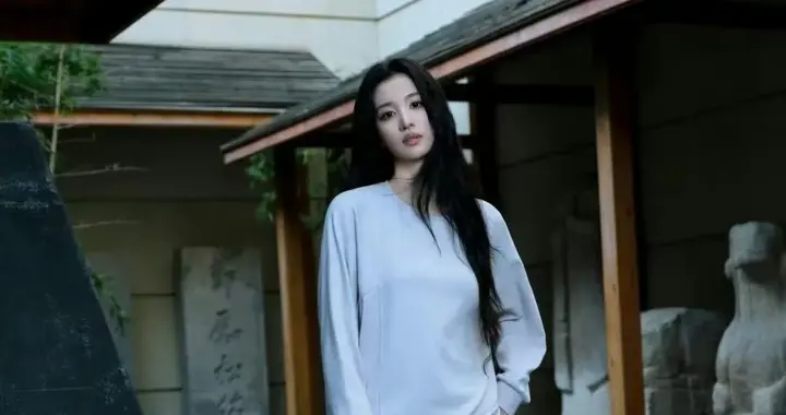 王楚然｜的一组美腿妆造图集