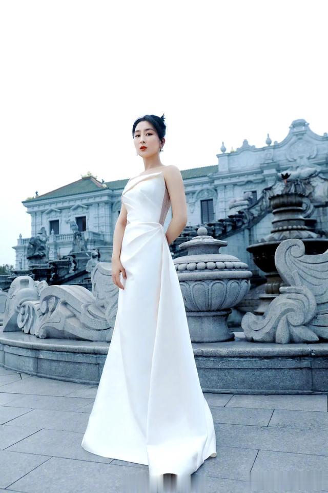 马苏白色抹胸裙写真 ?