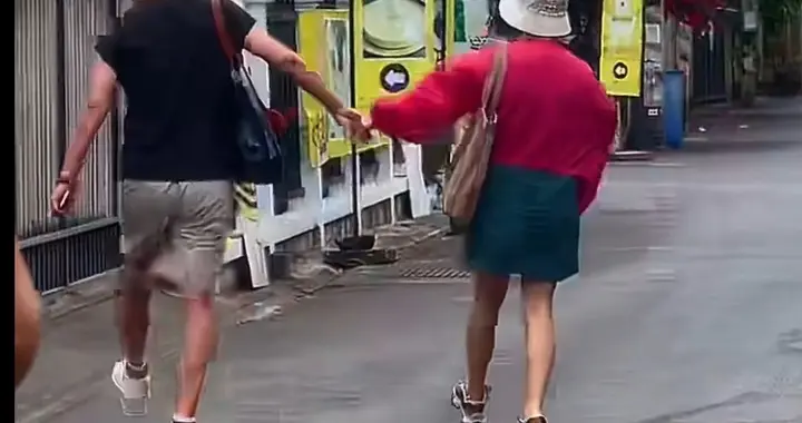 李静回应飞清迈陪戴军过年