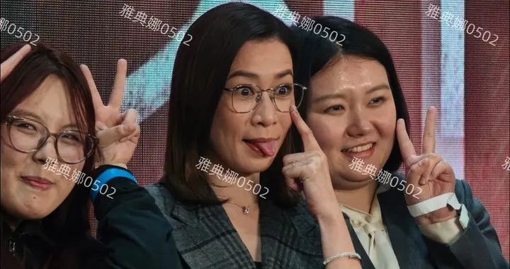 51岁佘诗曼吐舌扮鬼脸太可爱了，本人虽能看出年纪但气质状态超好