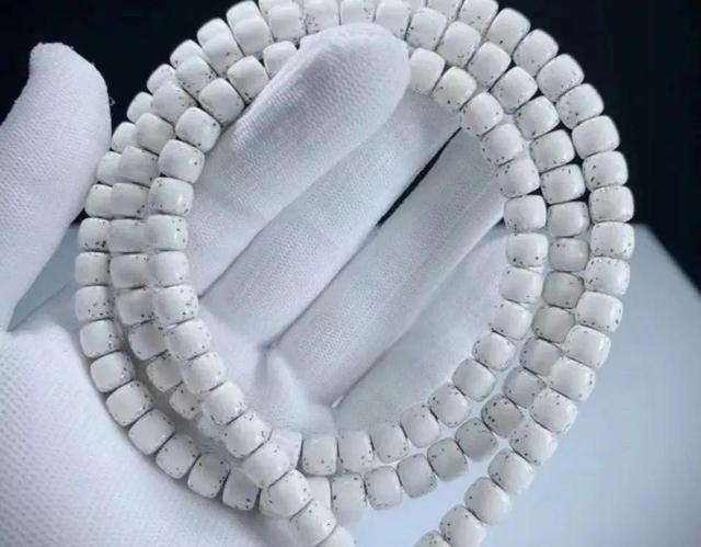 文玩|玩星月还在纠结“大留白”？是该做一个选择了