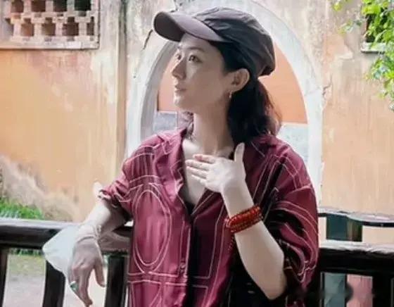 赵丽颖打卡国清寺，炸毛短发+素颜松弛感十足，一身打扮好像睡衣