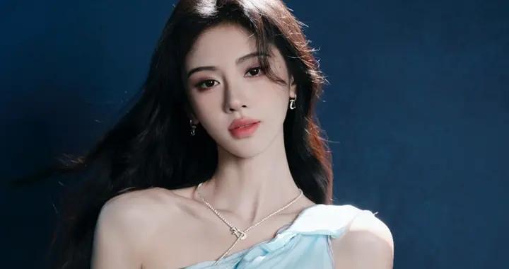 鞠婧祎亮相珠宝盛典，冰蓝斜肩裙温柔又矜贵，人鱼公主既视感！