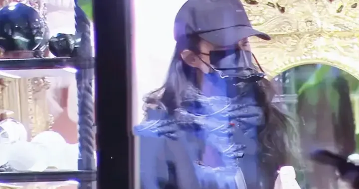 刘亦菲独自一人逛水晶店被偶遇，把墨镜搭在口罩上，俏皮又可爱！