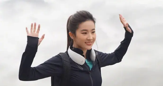 刘亦菲晒旅游照秀小蛮腰