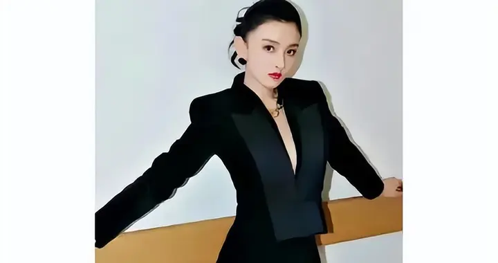 宋祖儿红毯生图：腿型纤细线条优，网友热议 “比我胳膊还细”