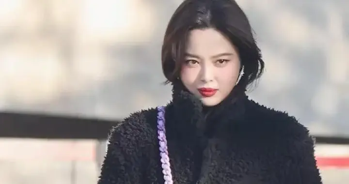 辛芷蕾私服穿搭真洋气！黑色大衣+牛仔裤+斜挎包，时髦高级又减龄