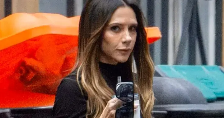 51岁贝嫂现身街头，穿高开叉造型难掩老态，手脚皱纹明显