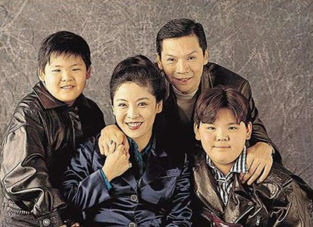 向太区别对待两儿子？庆功宴紧挨向佐冷落向佑，只因其屡屡闹事？