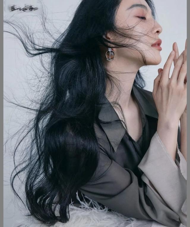 范冰冰再登海外杂志封面 这是42岁女人的状态吗？素雅又松弛！