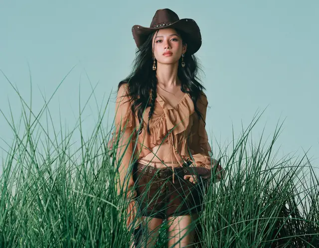 张婧仪牛仔很忙，荷叶边露脐装，纤腰长腿太撩人