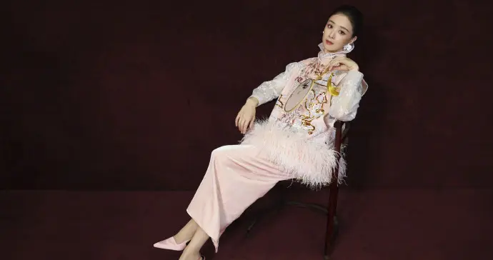 42岁蒋欣晒近照，穿粉色旗袍又瘦又养眼，小v脸美得过分