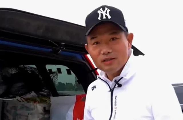 邓刚“掀桌子”狂甩千川钓竿，明明是福利！为何有人不买账？
