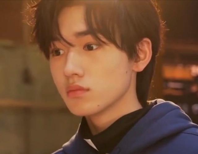 宋亚轩|宋亚轩继“逼疯”发型师之后，又开始“挑衅”摄影老师了？