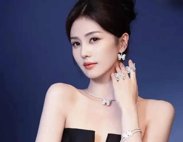 白鹿，蝴蝶首饰，美得很自然