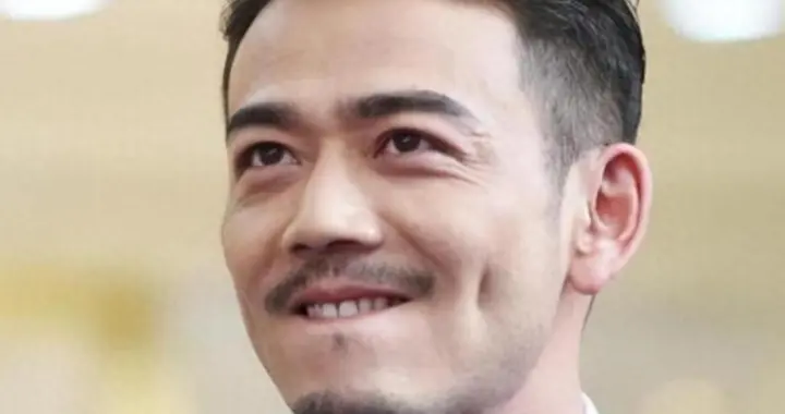 杨烁和老婆一起露面了，网上吵翻天，他们到底图个啥？