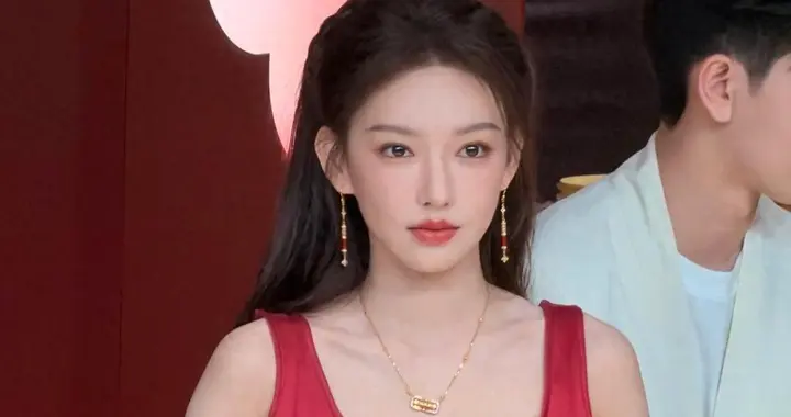 程潇的红裙杀疯了！27岁这年，她终于把人间芭比活成了人间底气