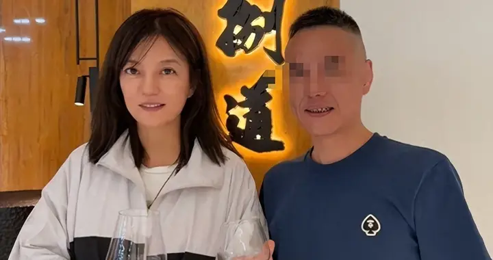 面相又变了！49岁赵薇广东吃饭，又老又瘦没架子，却再无回头路走