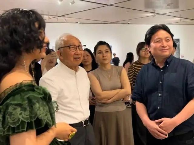 90岁央美老院长携娇妻看展！相差44岁仍般配，满头白发不需要搀扶
