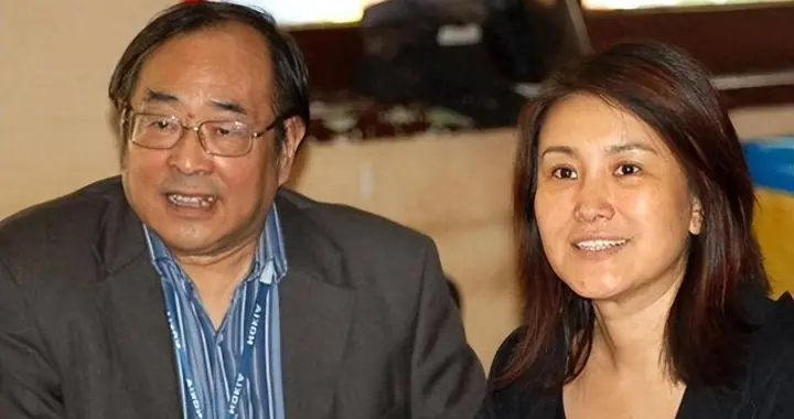 没领证却同居多年，38岁高龄生下女儿，爱人离世后她过得怎么样了