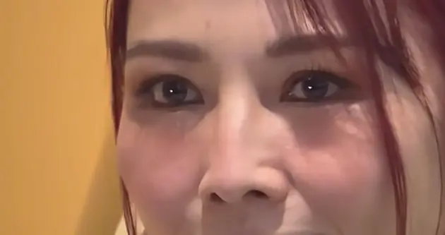 52岁蔡少芬活动怼脸拍！皮肤紧致，脸小巧精致，染红发的娘娘真美