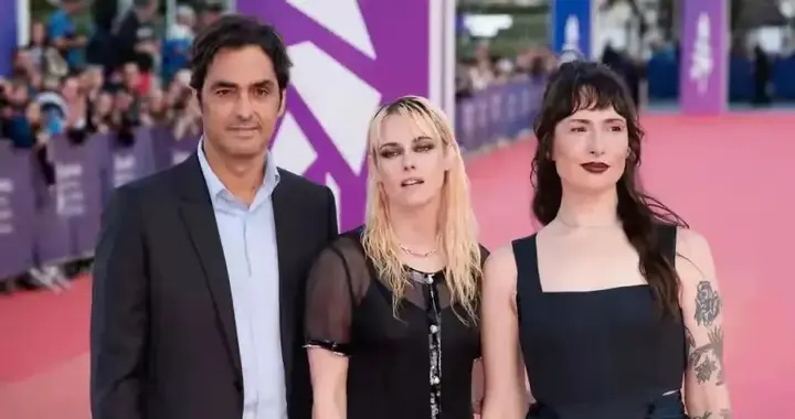 看着真像没穿《暮光》女星透明裙登纽约，网友笑称皇帝新袍