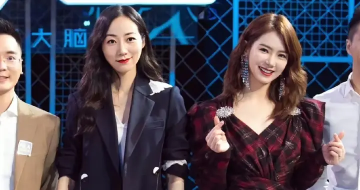 韩雪戚薇同台《最强大脑》，穿搭气质各有韵味太吸睛！ ???