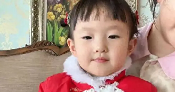 马年春节前，黄一鸣带闪闪给王健林夫妇拜年，小心思尽在细节里