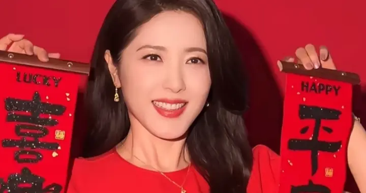 曾黎一袭红裙送马年祝福