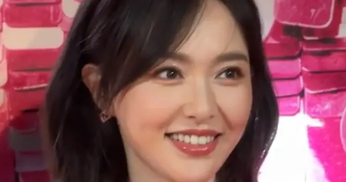 唐嫣出席线下活动，小腿白皙纤细、胯大腰圆，才懂珠圆玉润有多美