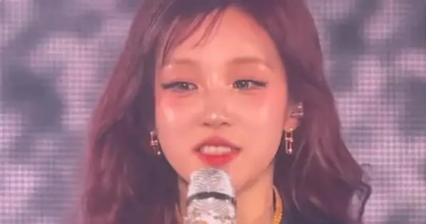 跑男团到韩国看宋雨琦idle演唱会，白鹿在李晨陈赫身后比心