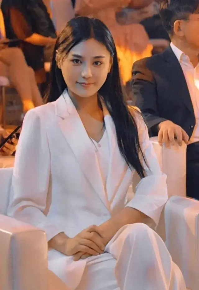 樊小慧回应：逼我签终身合同；让我赔偿三个亿；不在乎被封杀！