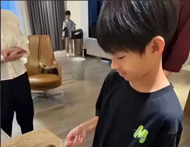 大S儿子送马筱梅礼物，手写谢谢后妈带他出国，几乎忘记了生母