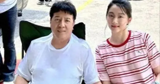 关晓彤爸爸点赞女儿分手传闻！随后取消或手滑，鹿晗再回初代顶流