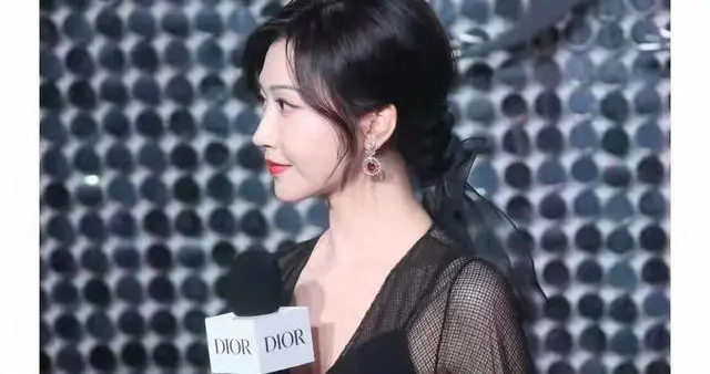 景甜 深V薄纱礼裙，惊艳全场！