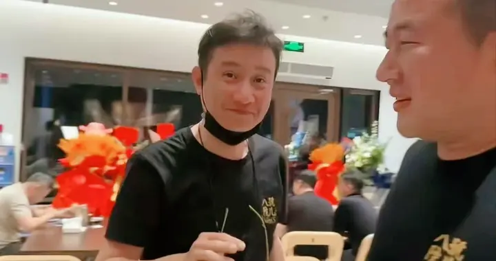 放弃娱乐圈！41岁文章转型开饭店，无名指戒指抢镜，疑已低调再婚
