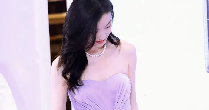 倪妮签名时的一句话，暴露了她的真实人品！